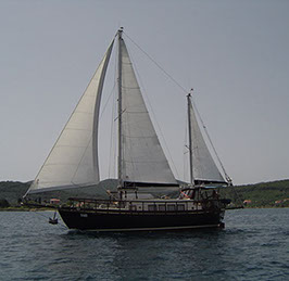 Segelyacht-mit-Skipper-Boot-Interior-07