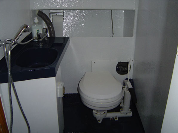 Segelyacht-mit-Skipper-Boot-Interior-07