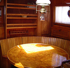 Segelyacht-mit-Skipper-Boot-Interior-07