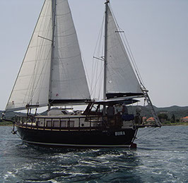 Segelyacht-mit-Skipper-Boot-Interior-07