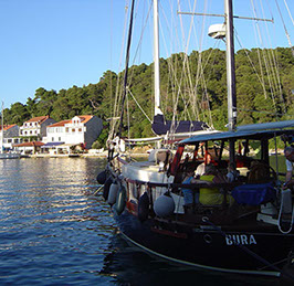 Segelyacht-mit-Skipper-Boot-Interior-07