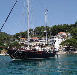 Segelyacht-mit-Skipper-Boot-Interior-07