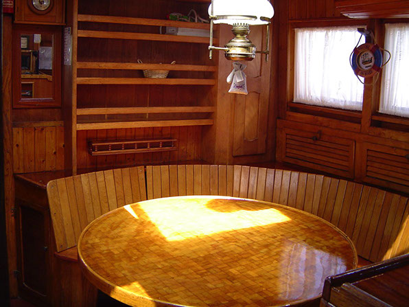 Segelyacht-mit-Skipper-Boot-Interior-07